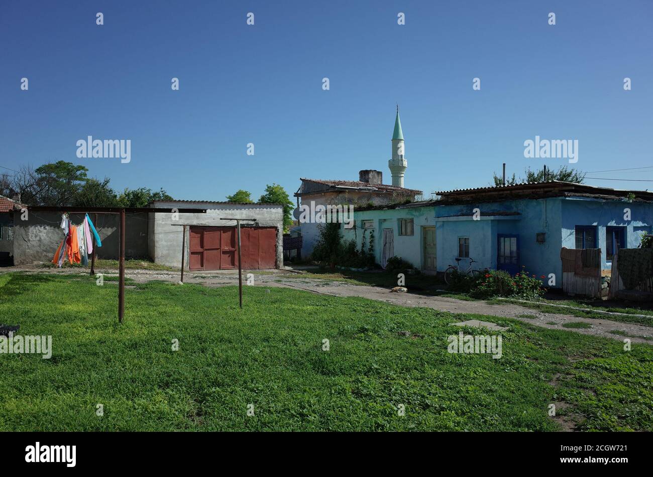 Kleine Stadt Gemeinschaft zeigt Multikulturalismus der Dobrogea Region, mit Minarett von einer Moschee sichtbar unter den bescheidenen Häusern Stockfoto