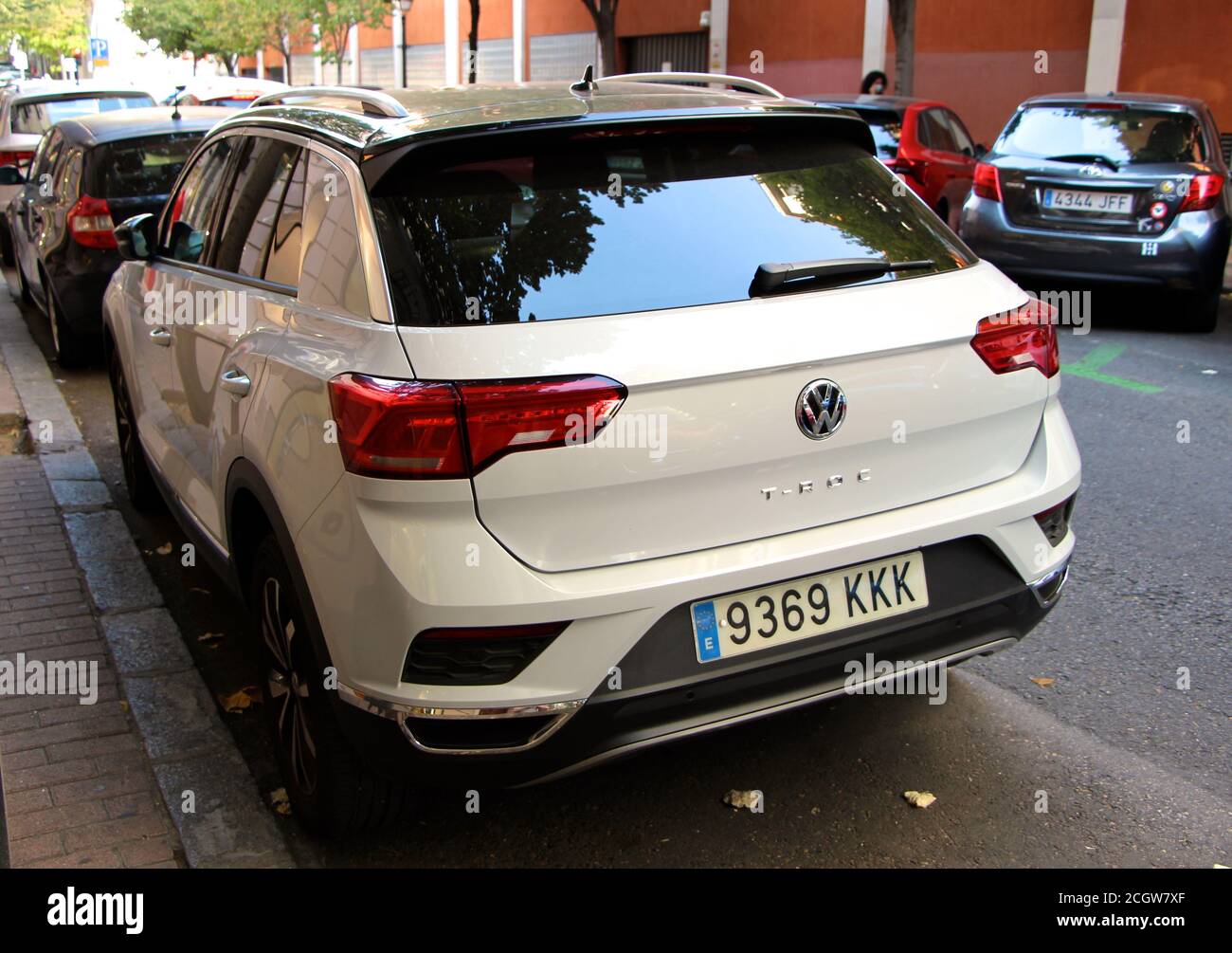 Weißes Volkswagen T-ROC Auto geparkt hinter der Calle de Serrano Madrid Spanien mit einer potenziell anstößigen Zulassungsnummer 9369 KK in Spanien erlaubt Stockfoto