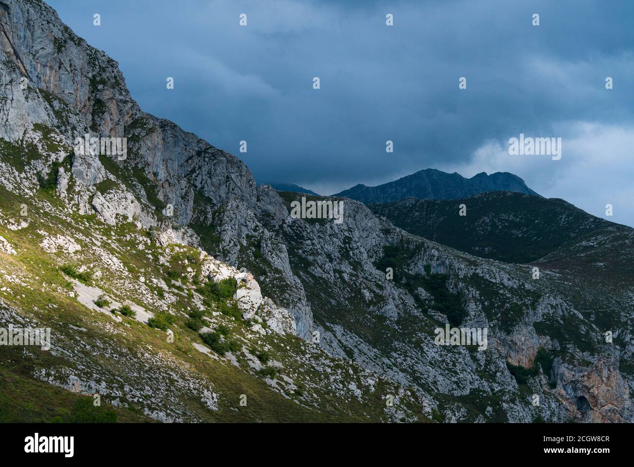 Landschaft in der Ermita de Santa Ana. Naturdenkmal Puertos de Marabio zwischen den Räten von Yernes und Tameza, Teverga und Proaza in der Natur Stockfoto