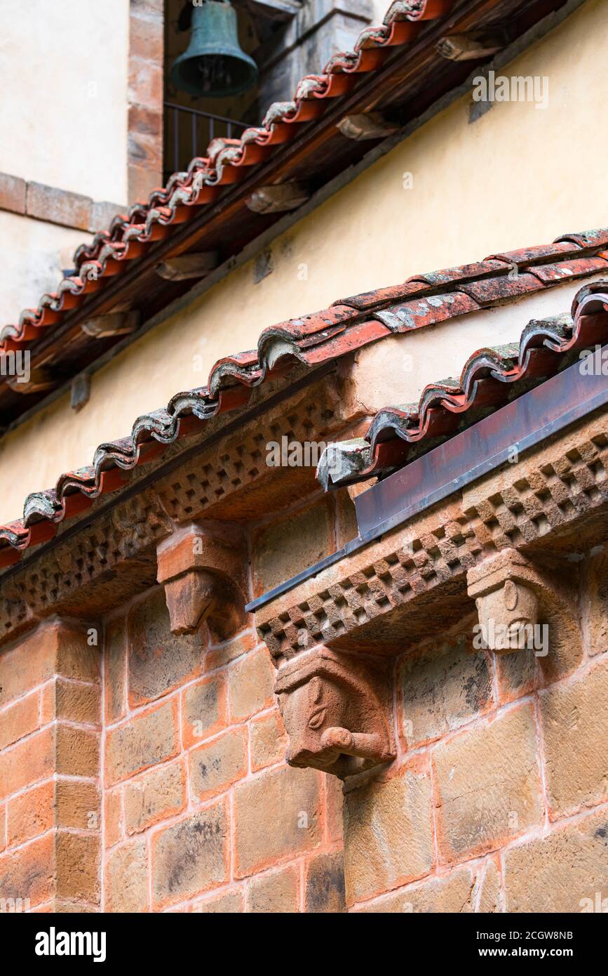 Details der Stiftskirche San Pedro de Teverga. Teverga Rathaus, im Naturpark Las Ubiñas-La Mesa. Asturien. Spanien.Europa Stockfoto