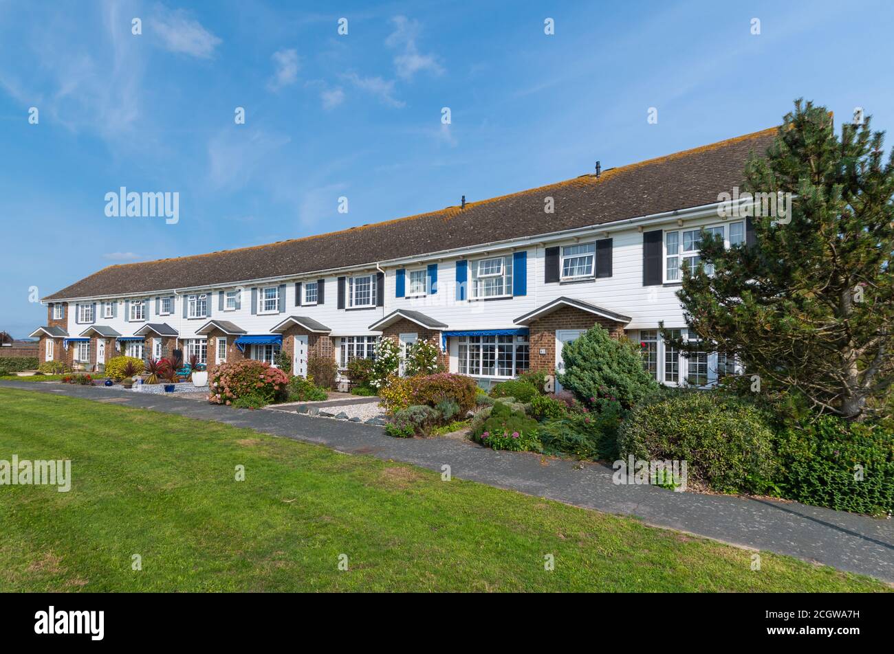 Moderne geschwungene Wohnterrasse in den Martlets, Rustington, West Sussex, England, Großbritannien. Stockfoto