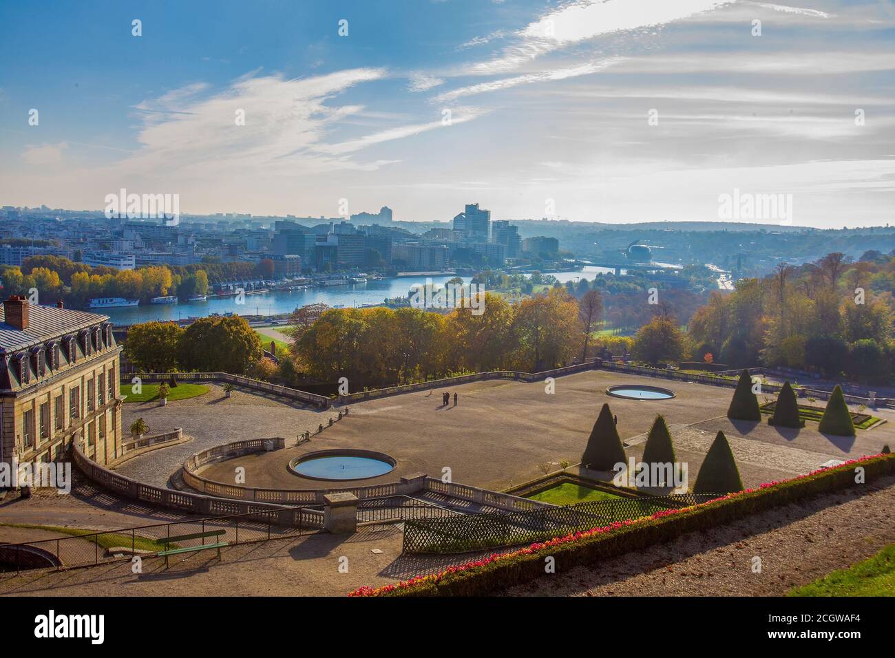 Idyllische Luftaufnahme auf Paris : Domaine national de Saint-Cloud und Fluss seine im Herbst . Baumbestand und goldenes Herbstlaub im öffentlichen Park! Stockfoto