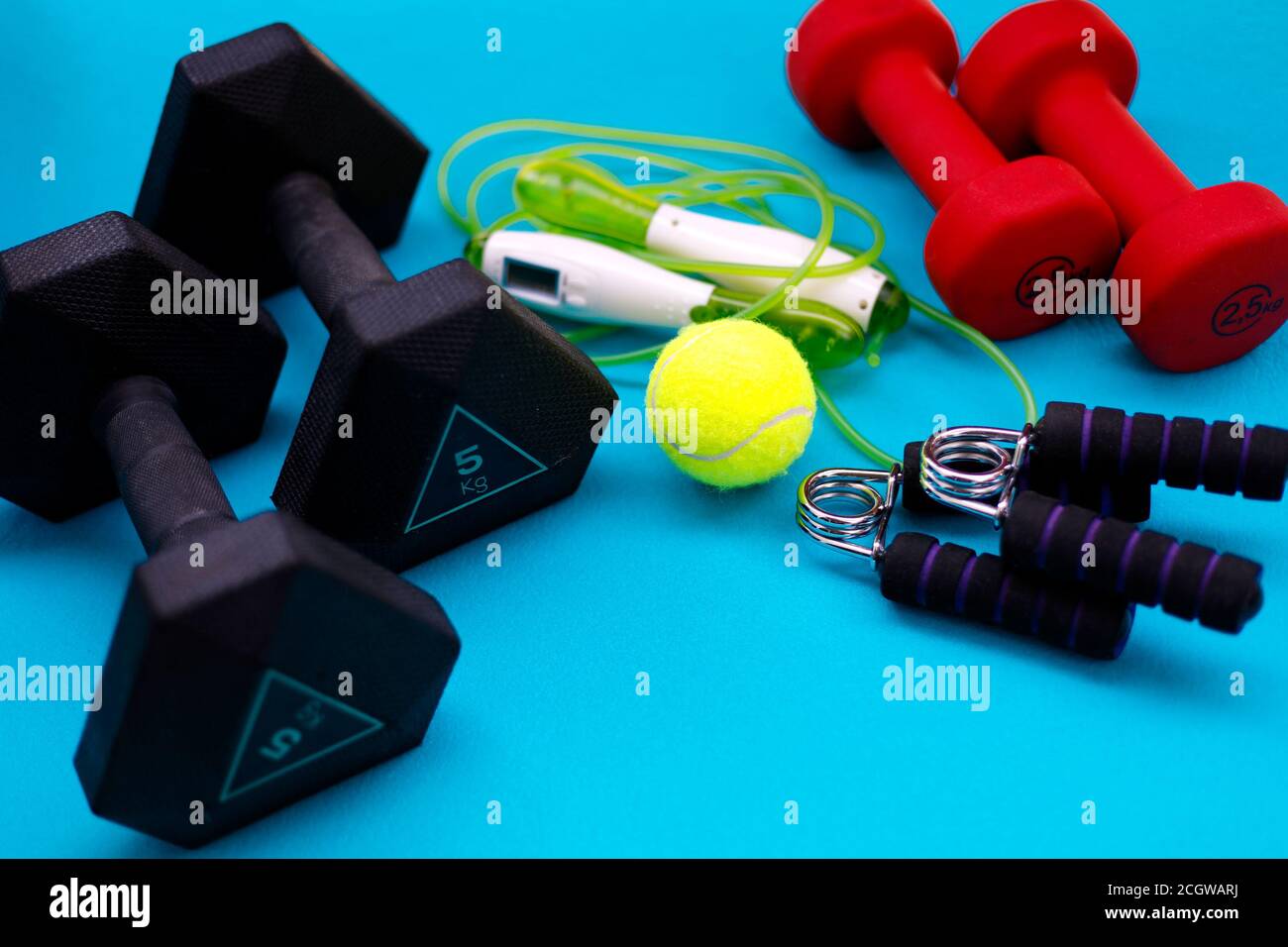 Fitnessgeräte. Gewichte, Springseil, Tennisball, Handgriffverstärkung Stockfoto