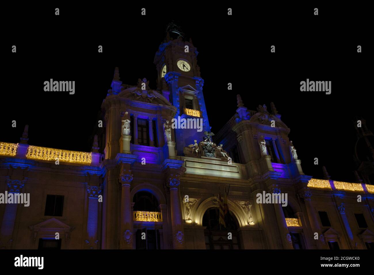 Dezember 2019. Valencia, Spanien. Fassade des Rathauses der Stadt Valencia mit der typischen Weihnachtsbeleuchtung Stockfoto