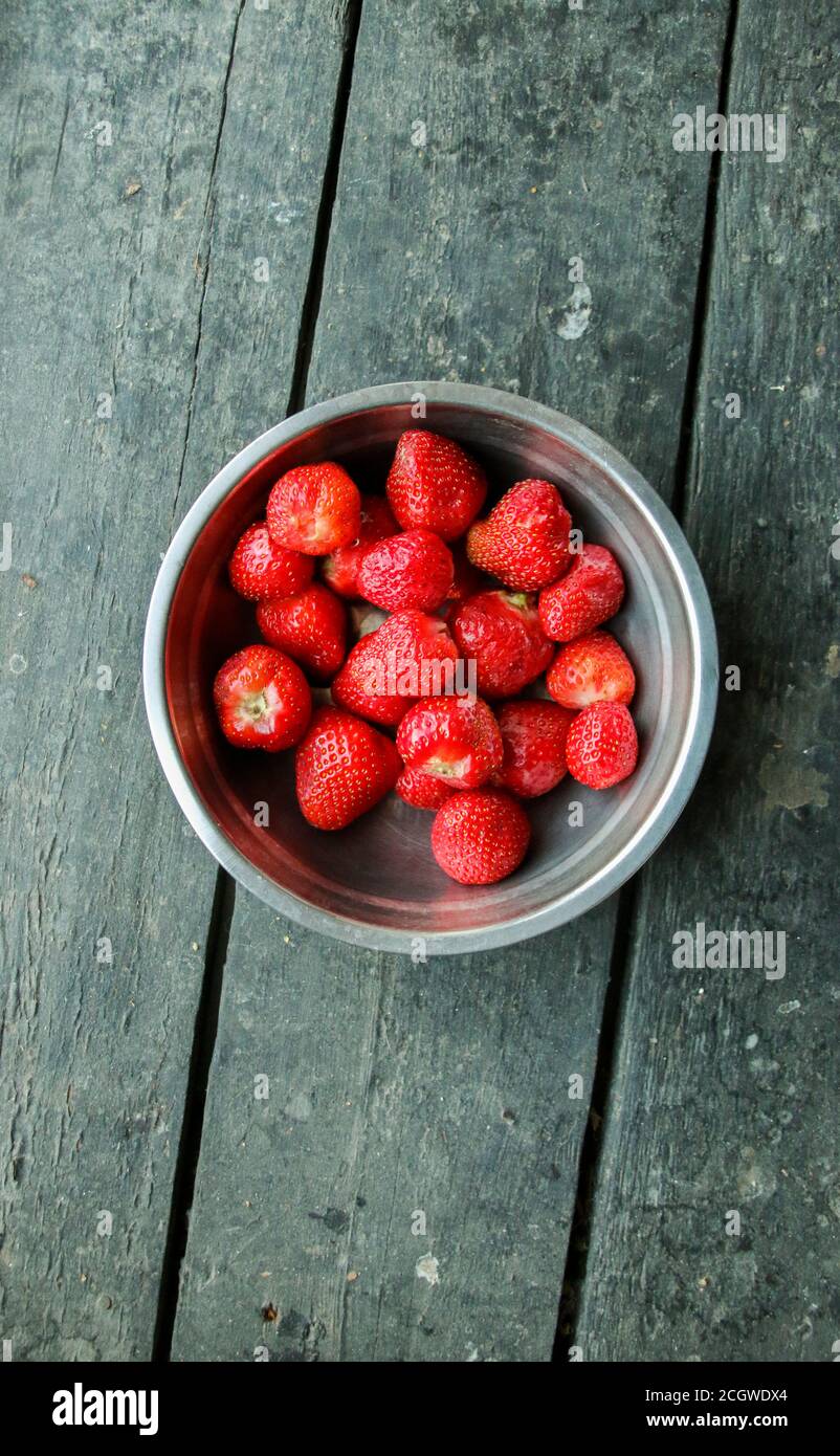 Frische, saftige Erdbeeren auf einem Teller. Gesunde Ernährung Idee. Stockfoto