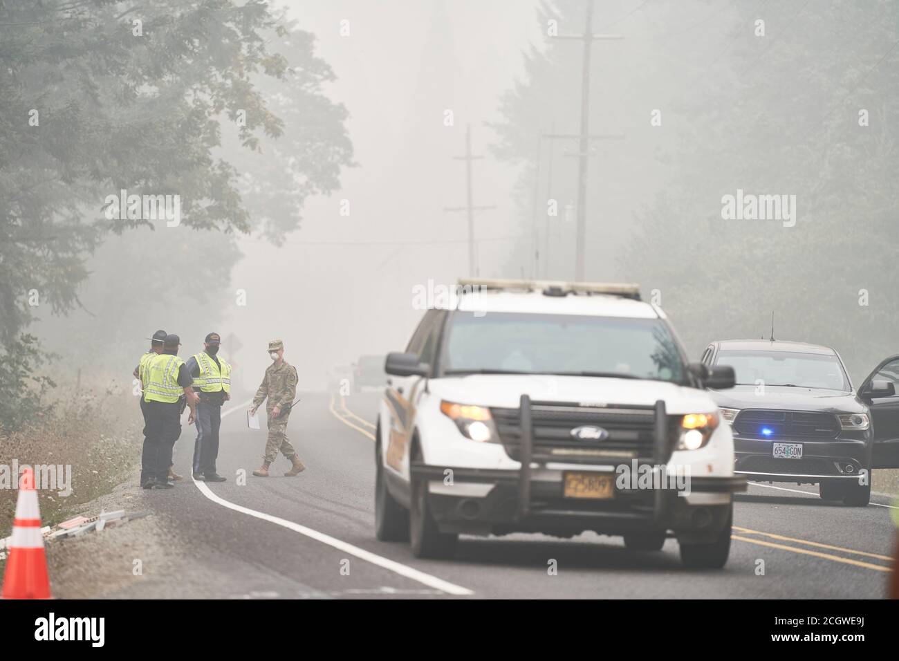 Lyons, Oregon, USA. September 2020. Als Feuerwehrmannschaften weiterhin gegen Oremons Holiday Farm Feuer kämpfen einige Bewohner sind erlaubt, ihre Häuser zu betreten und Esel den Schaden. Aufgrund von Plünderungen und kriminellen Aktivitäten halten Autoriten Fahrzeuge an und überprüfen ihren Wohnsitz, bevor sie das Gebiet betreten können. Quelle: Tobias Nolan/ZUMA Wire/Alamy Live News Stockfoto