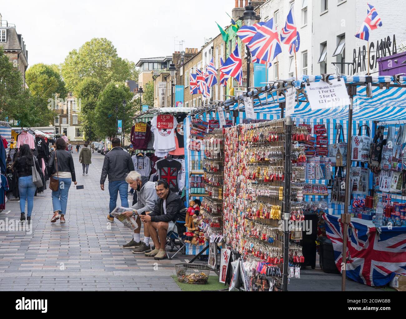 Die Stände des Camden Market mit Union Jack Flaggen über dem Stall. Camden, London Stockfoto