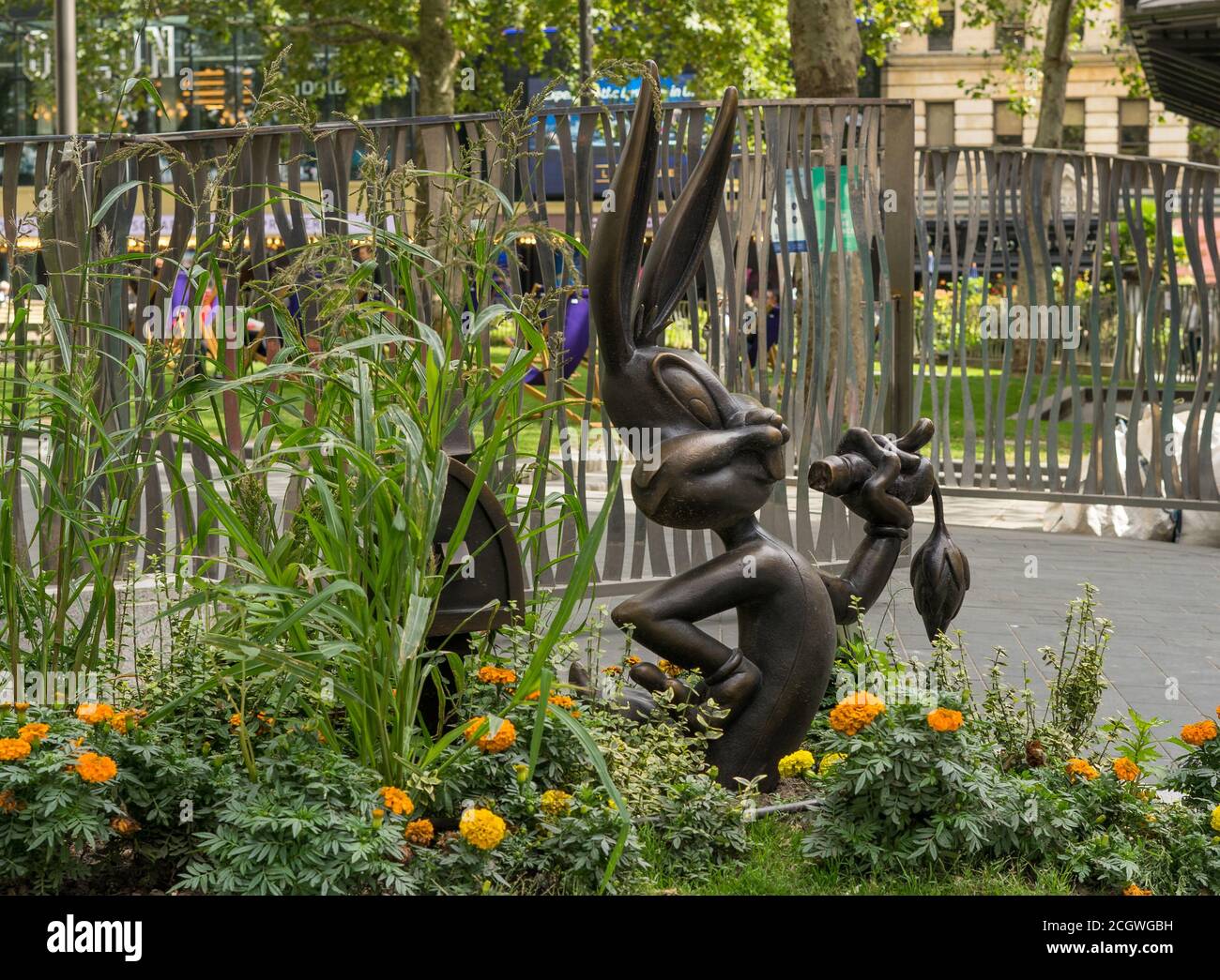 Bugs Bunny Statue in den Blumen des Leicester Square an einem sonnigen Tag. London Stockfoto