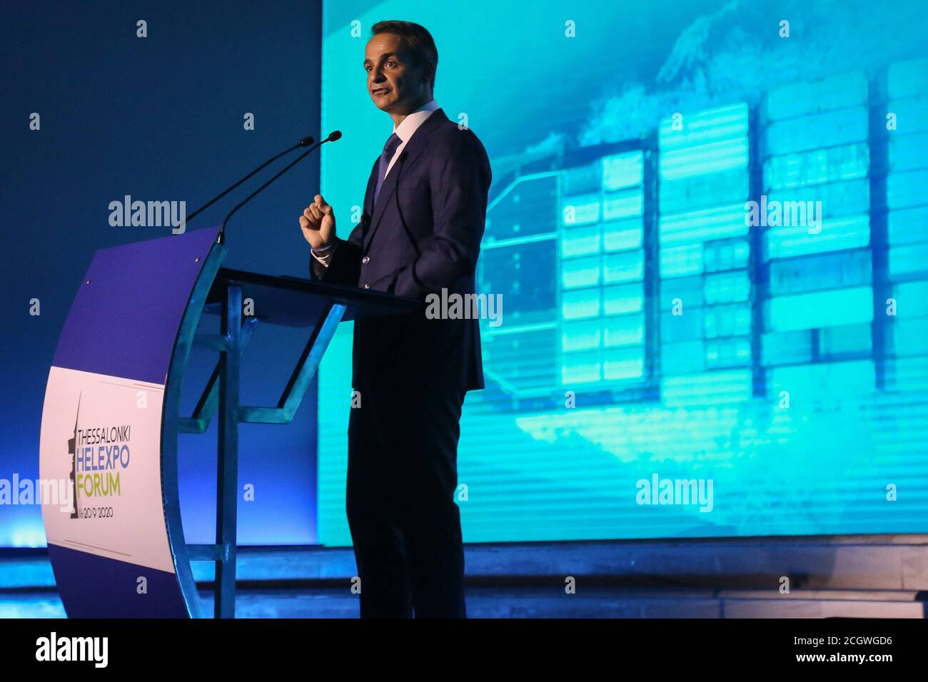 Thessaloniki, Griechenland. September 2020. Der griechische Premierminister Kyriakos Mitsotakis hält am 12. September 2020 eine Grundsatzrede beim Thessaloniki Helexpo Forum in Thessaloniki, Griechenland. Mitsotakis kündigte am Samstag ein neues Paket wirtschaftlicher Maßnahmen an, mit denen die Belastung der Gesellschaft durch die Folgen der COVID-19-Pandemie gelindert, Reformen zur Festigung Griechenlands auf Wachstumskurs sowie neue Verteidigungsausgaben zur weiteren Stärkung der Abschreckungsfähigkeit des Landes durchgeführt werden sollen. Quelle: Dimitris Tosidis/Xinhua/Alamy Live News Stockfoto