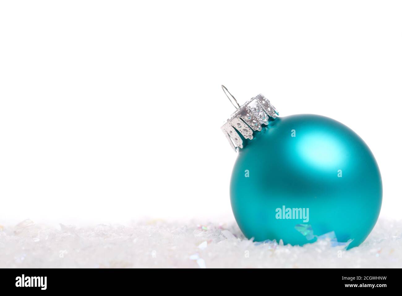 Eine blaue Weihnachtskugel, Kugel oder Dekoration auf weißem Hintergrund Stockfoto
