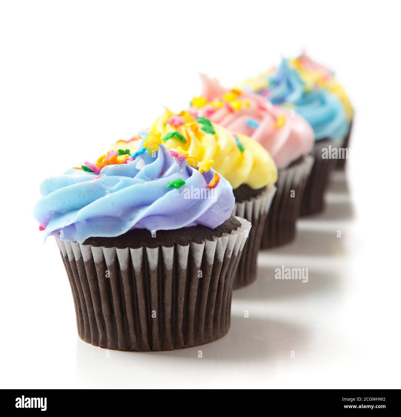 Pastellfarben Cupcakes auf weißem Hintergrund. Backen, Dekoration Stockfoto