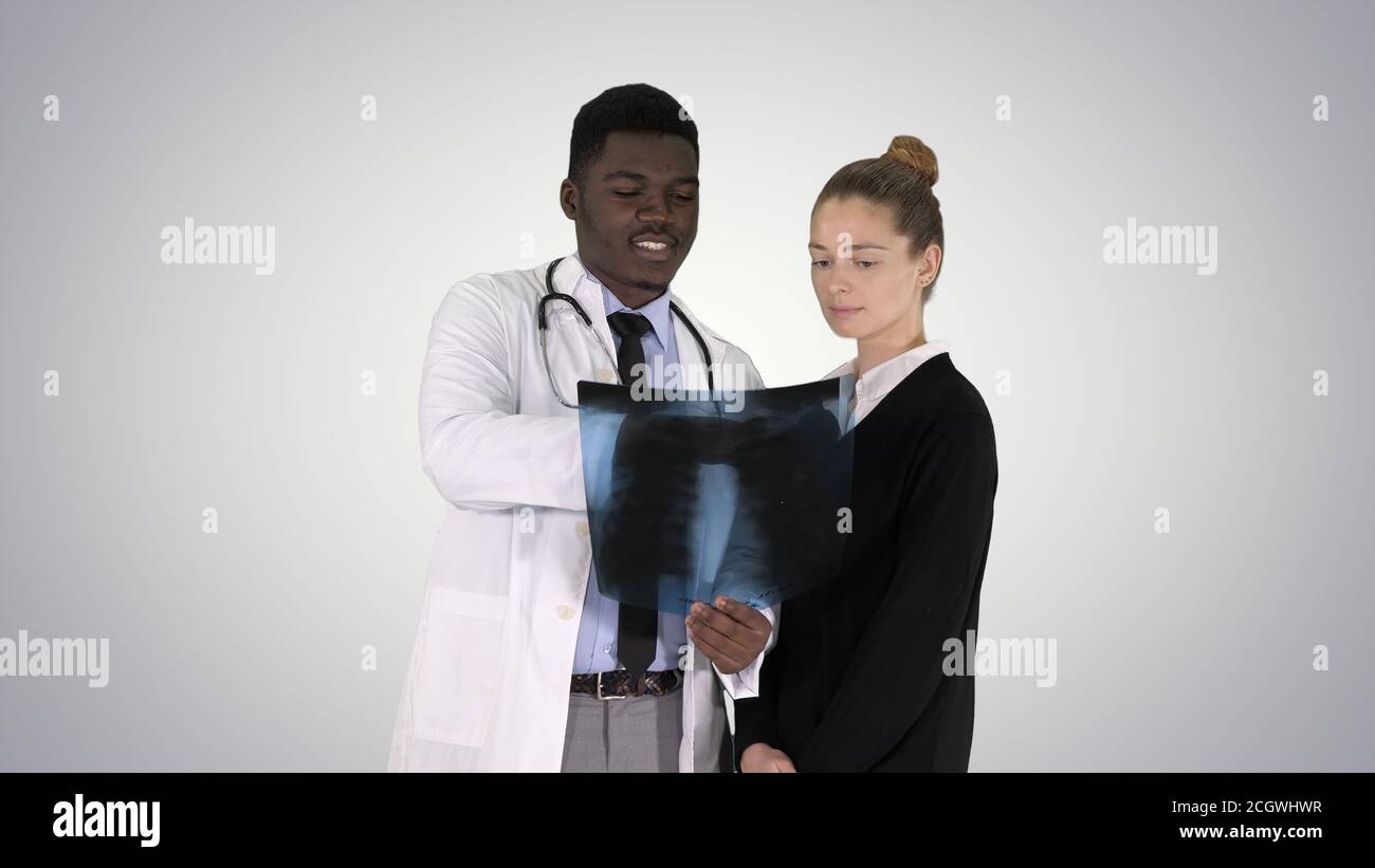 Arzt zeigt den Brustkorb x-ray auf Farbübergang Hintergrund. Stockfoto