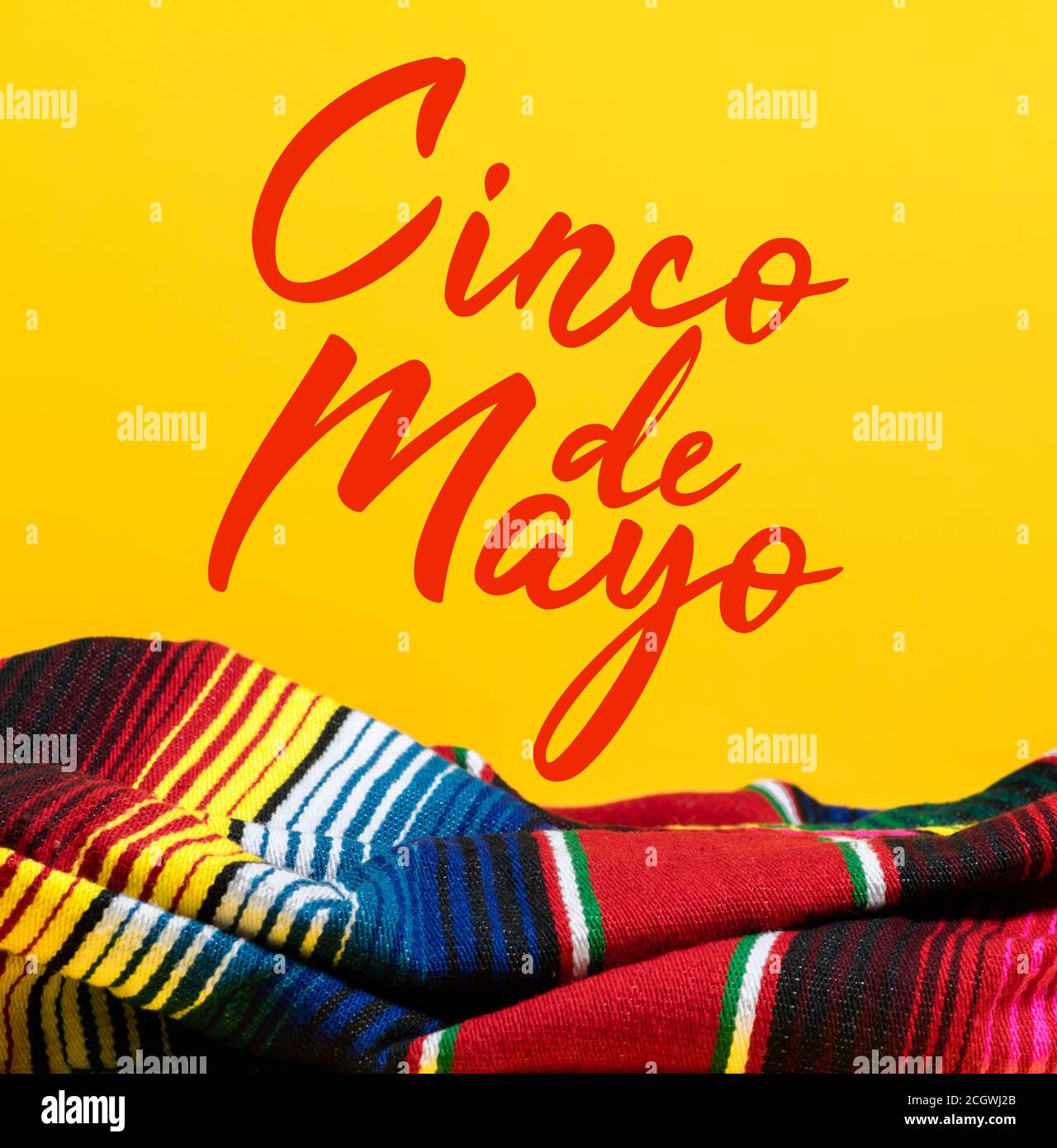 Mexikanische Serape Decke auf gelbem Hintergrund mit Cinco de Mayo. Stockfoto