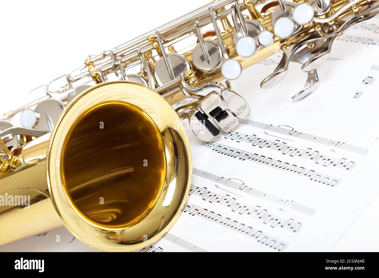 Eine Nahaufnahme von Saxophon mit Noten Stockfoto