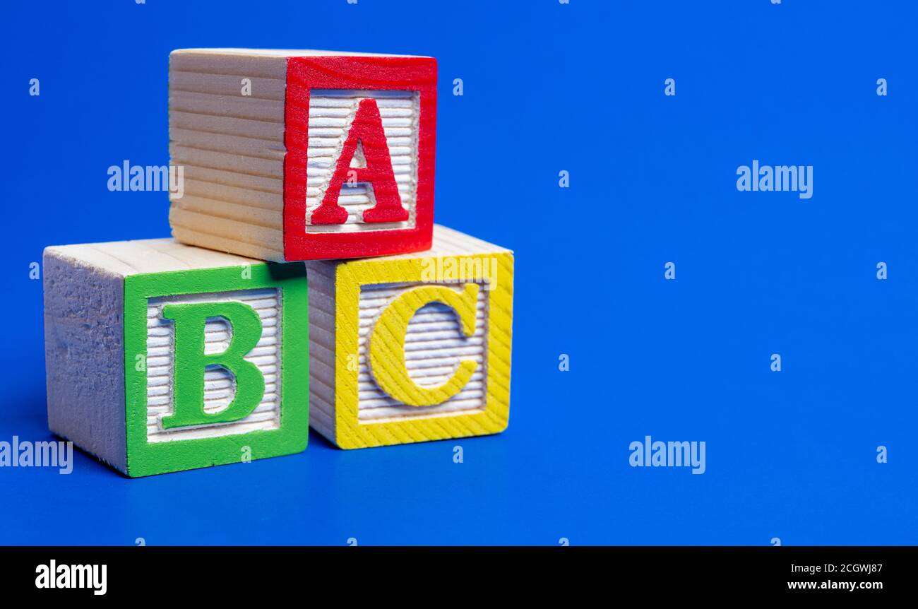 ABC-Blöcke aus Holz auf blauem Hintergrund Stockfoto