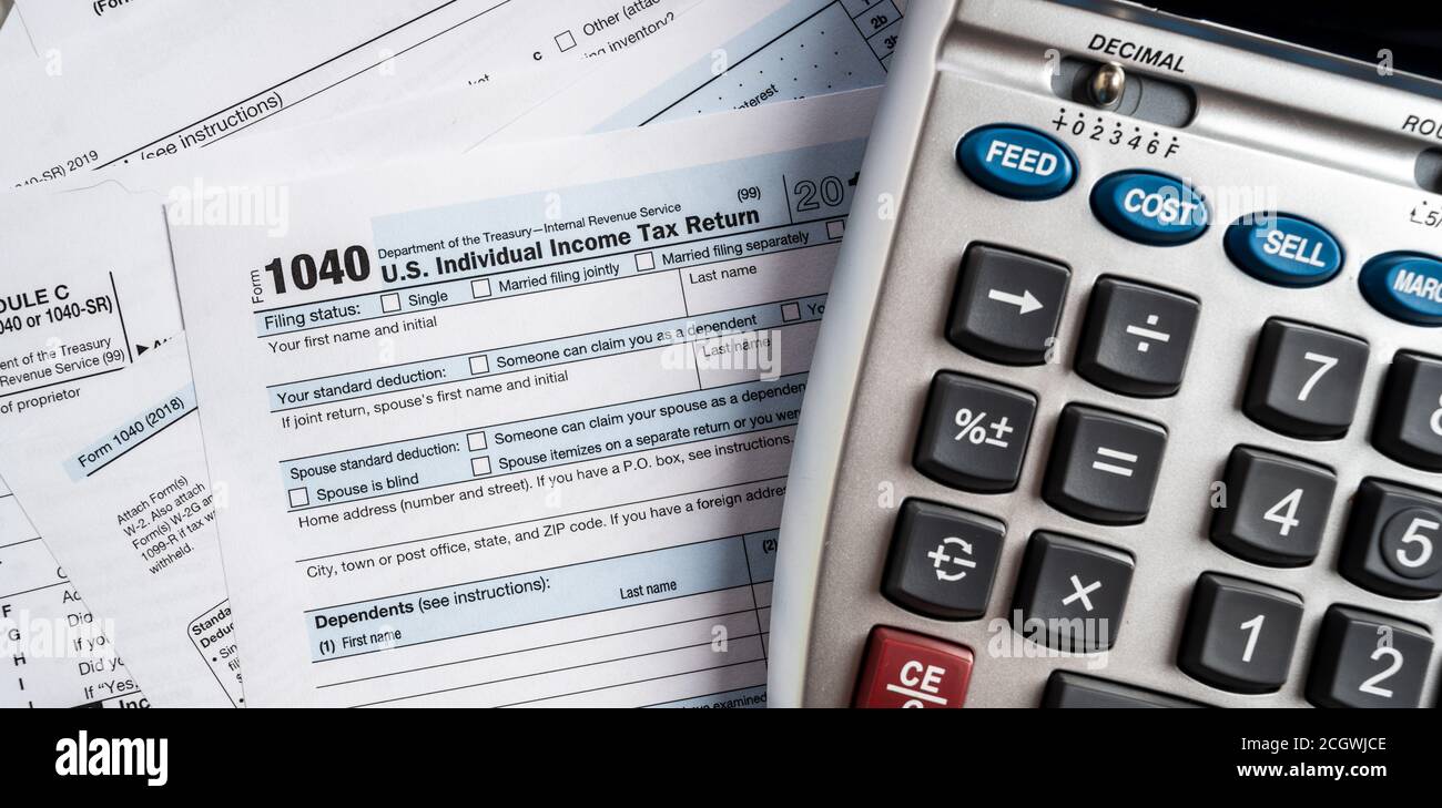 US-Steuerformulare mit Taschenrechner Stockfoto