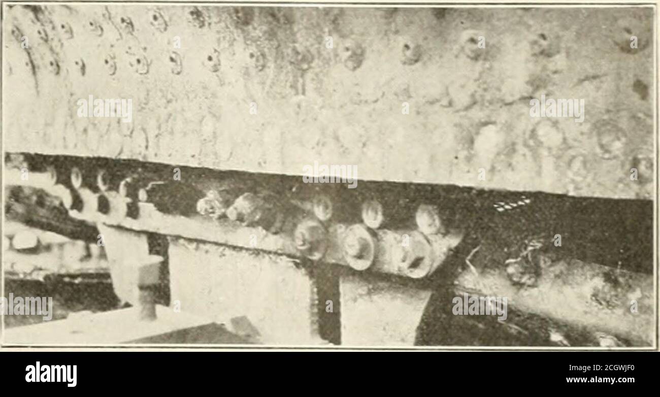 . Eisenbahnmechaniker . rmacht einen Bogen auf einer Niete im Boden und das Metall beginnt zu laufen, schiebt er das Ventil und der Luftstrahl bläst das Moltenmetall weg und macht einen sauberen Schnitt. Bei i>resent verwenden wir 10 oi>Eratoren in Schneidestahlwagen. Wir früher verwendet Carbon-Sticks in den Nietbrennern, aber aufgrund der großen Haltbarkeit der Graphit.Sticks, haben wir die Verwendung von Kohlenstoff eingestellt. Wir stellen fest, dass die Graphitstifte fünf bis sechs Mal so viele Nieten wie die carl nur Au*ut 2 in abbrennen. Von dem Ende, an dem der Bogen prfxluced ist und nicht den Halter trägt. Unsere Rekorde sho Stockfoto