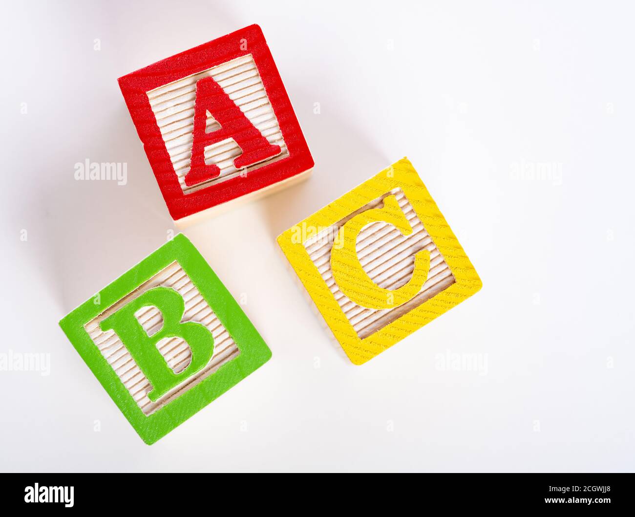 Hölzerne ABC Blöcke auf weißem Hintergrund Stockfoto