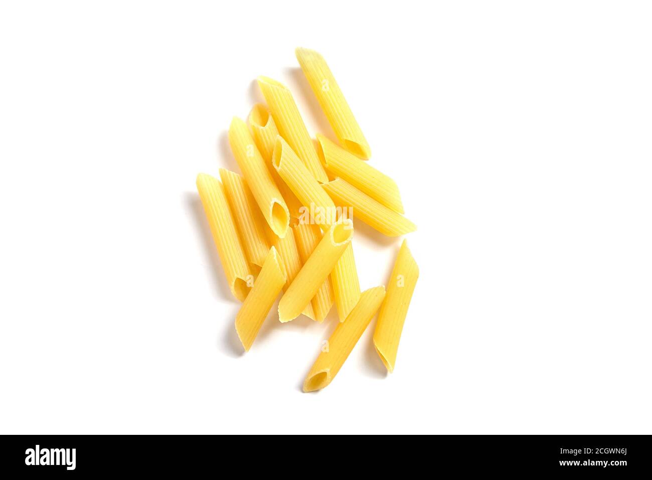 Rohe Penne Rigate italienische Pasta, isoliert auf weißem Hintergrund Stockfoto