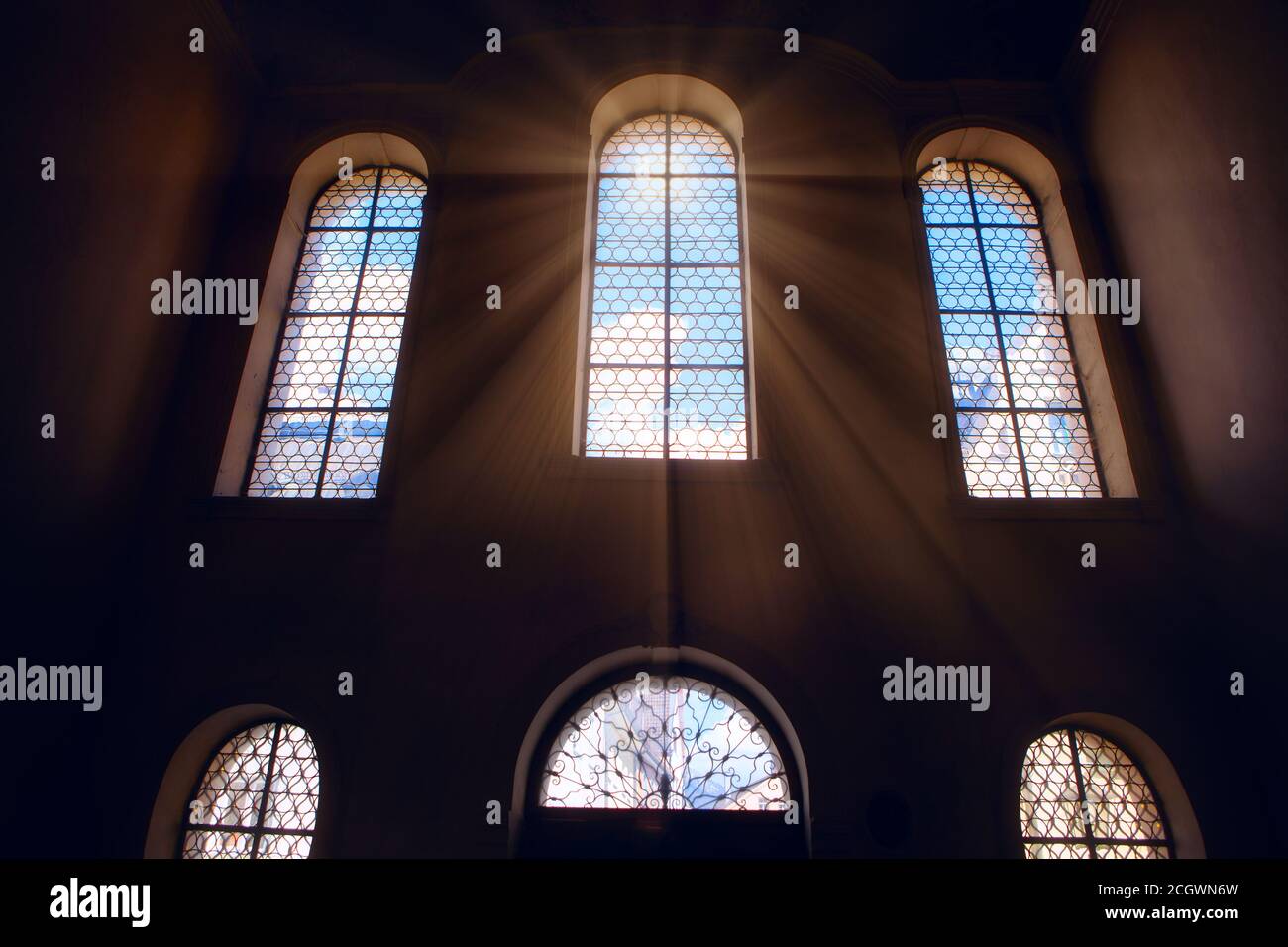 Heiliges Licht im Kirchenfenster. Sonnenstrahlen im Inneren des Gottesdienstes Stockfoto