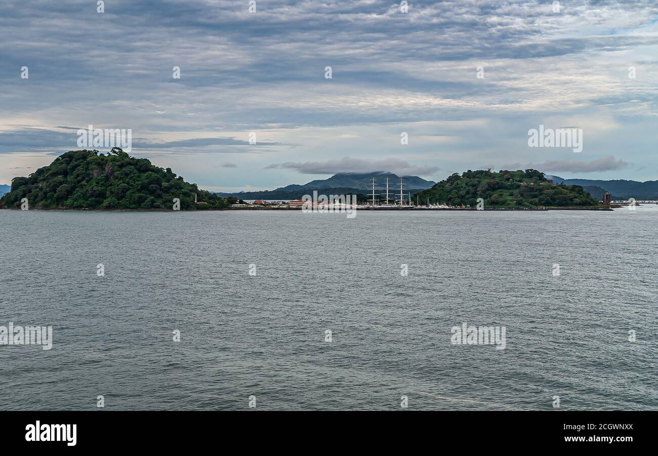 Panama City, Panama - 30. November 2008: Yachthafen mit Hochschiff zwischen Flamenco und Perico grünen Inseln unter mehrfarbigen Wolkenlandschaft und dahinter Stockfoto