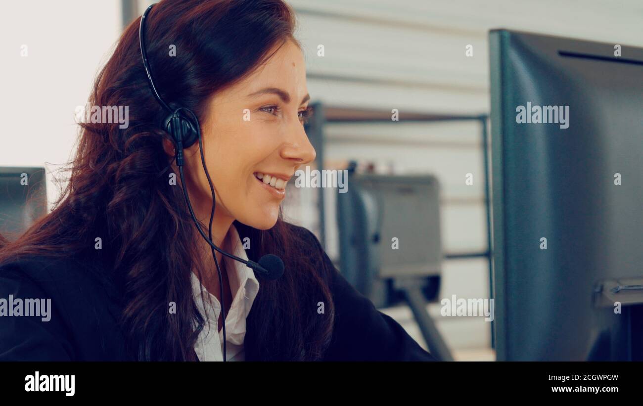 Geschäftsleute, die ein Headset tragen, arbeiten im Büro, um externe Kunden oder Kollegen zu unterstützen. Call Center, Telemarketing, Kundensupport-Agent bieten Service für Telefon-Videokonferenz-Anruf. Stockfoto