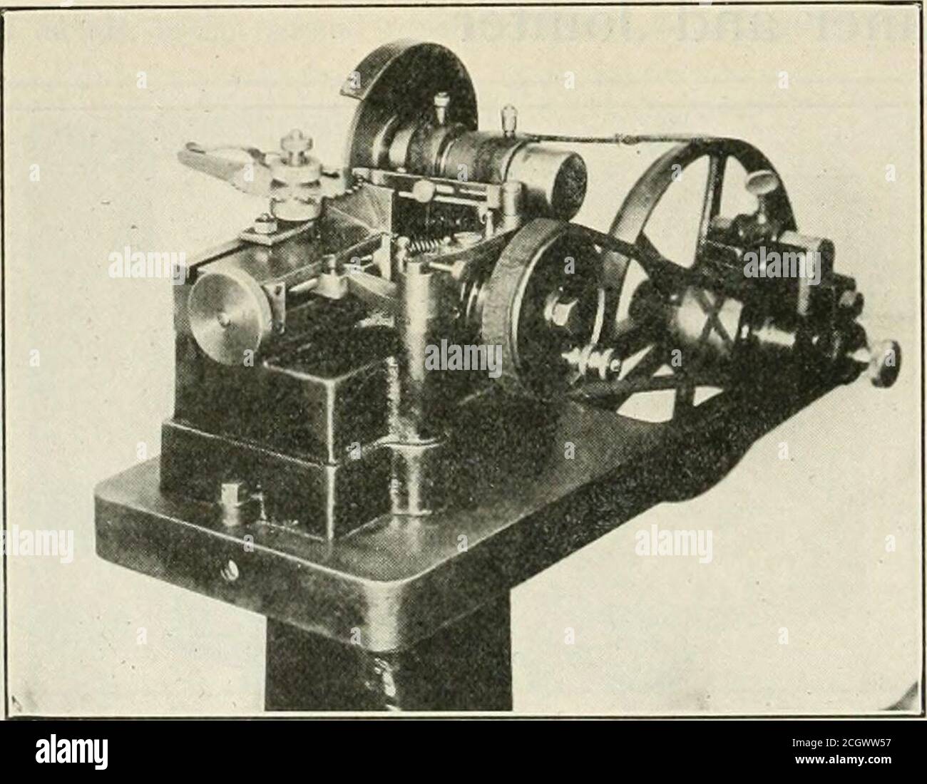 . Eisenbahnmaschinenbauingenieur. Die maschine ist gut für den Einsatz in Werkzeugräumen und Maschinenschellen geeignet, vor allem für diejenigen, die erhebliche Hackersägearbeiten früher von IIand durchgeführt haben. Die Stromversorgung erfolgt über einen kleinen, direkt angeschlossenen Motor, der über abgetrennte Zahnräder übertragen wird. Die Maschine ist tragbar und kann an jede Steckdose angeschlossen werden. Es wird beobachtet, dass das Schneiden auf dem Rückwärtshub erfolgt, wobei das Sägeblatt automatisch auf dem Vorwärtshub entlastet wird, was den Verschleiß verringert und die Lebensdauer des Blattes erheblich verlängert. Diese tragbare Bank Hack Säge wird von der Edlund Machi gemacht Stockfoto