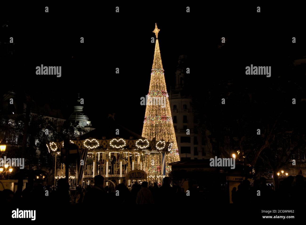 Dezember 2019. Valencia, Spanien. Erholungsgebiet in der Plaza del Ayuntamiento de Valencia, mit einem Weihnachtsbaum mit LEDs geschmückt, ein Rad mit Stockfoto