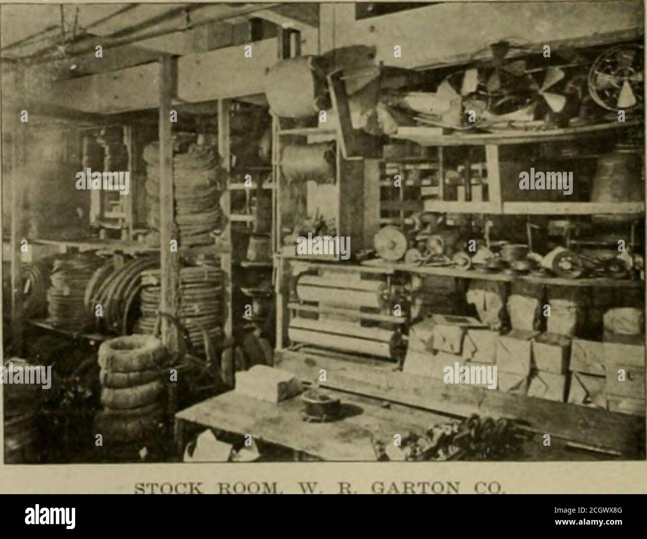 . Die Straßenbahnüberprüfung . de die folgenden Artikel: Die Amerika Glühlampe; Columbia Frik-tion Band und Velva para Gummiband, beide die Eigenprodukte des Unternehmens; Eine komplette Schleuse von Rollstangen, Rädern, Harfen, etc.; alle Arten von Dämmmaterial, und auch eine vollständige Linie von speziellen wichtigen Garnstrang und Banderdrähte aus Bronze und Stahl; ein anderes sehr neues Produkt dieser Firma ist seine .Adamantische Trolleybuchse, die in sehr großen Mengen verkauft wird; Das Unternehmen beliefert den Handel mit den besten Marken von Lagermetallen für Re-babbitting Motorlager, das Metall wird Stockfoto