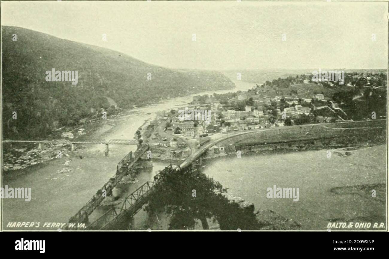 . Buch des Königlichen Blauen . Dezember IG,1862. Die geschichtsträchtigsten Orte auf diesem Schlachtfeld sind Sunken Road, BloodyLane und die Stone Bridge, an der General Burnside seinen entschlossenen Stand machte. SCHLACHTFELDER. 21 HARPERS FERRY, WEST VIRGINIA. Am Zusammenfluss der Potomac und Shenandoah Flüsse, eingebettet auf dem Felsvorsprung, der den äußersten östlichen Punkt von West Virginia markiert, liegt HarpersFerry, auf der Hauptlinie der Baltimore itOhio Railroad. Es ist auf einem Hügel gebaut, bekannt als Iolivar Heights, und wird überschattet von den Bergen bekannt als LoudonHeights, über den Shenandoah Fluss inVirginia, und Stockfoto