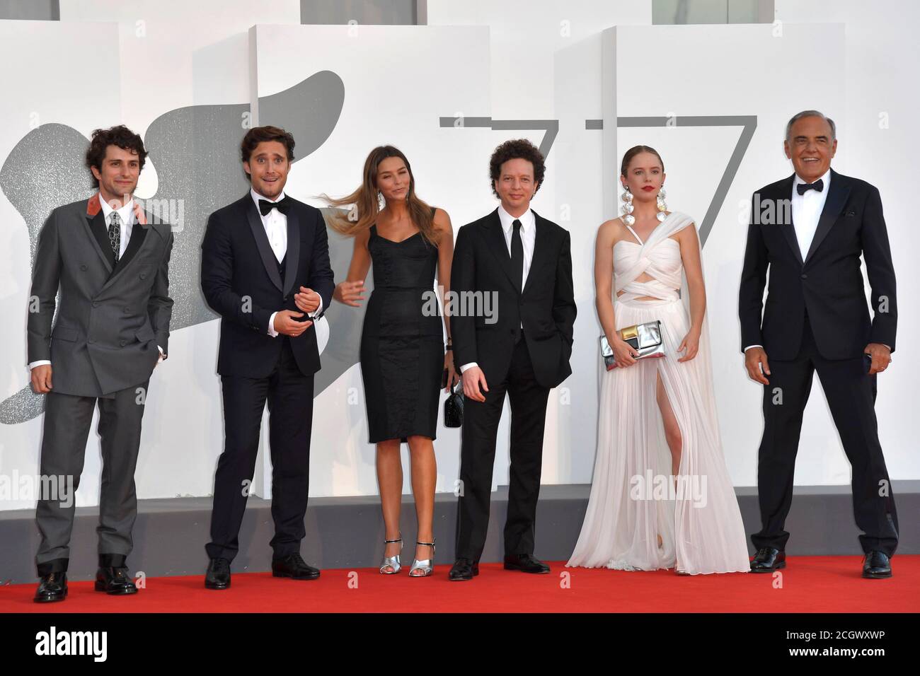 Venedig, Italien. September 2020. Dario Yazbek Bernal, Diego Boneta, Juana Arias, Regisseur Michel Franco, Najan Gonzalez Norvind und Direktor von 77 Mostra Internazionale d'Arte Cinematografica Alberto Barbera, Closing Carpet, 77. Internationales Filmfestival Venedig, Venedig, Italien, 12. September 2020. Foto von Ron Crusow/imageSPACE Credit: Imagespace/Alamy Live News Stockfoto