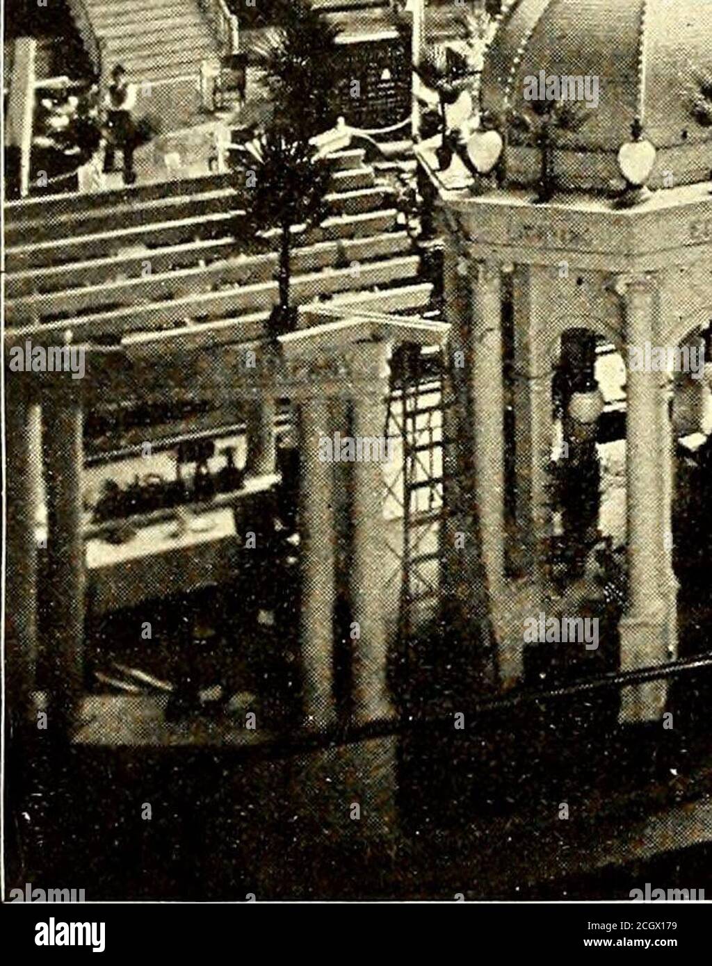 . Die Straßenbahn Zeitschrift . INNENANSICHT DER ELEKTROAUSSTELLUNG. Adam Cooks Sons aus New York City stellte eine komplette Linie der bekannten Albany-Verbindungen aus, darunter Zylinderöl, maschinenöl, Dynamoöl usw. und das Albany-Schmierfett. Das Al-bany-Fett wurde auf den meisten Motoren und Dynamosin der gesamten Ausstellungshalle verwendet. Albert J. Squire hatte die Verantwortung für diese Ausstellung. The John A. Roeblings Sons Company of Trenton, N. J., hada sehr schöner Stand, der in zwei Räume unterteilt ist. Ein Ro.om war sehr geschmackvoll als Empfangsraum eingerichtet, und das andere hatte eine interessante Ausstellung der Stockfoto