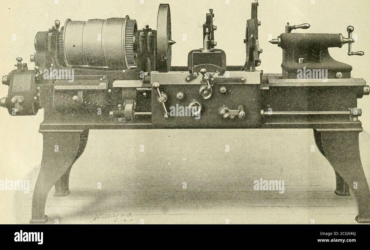 . Amerikanischer Ingenieur und Eisenbahn-Zeitschrift . okestack, Innendurchmesser 16 ins. Schornstein, oben über Schiene 15 ft. 1 % Zoll Tender Style 8-Rad, Wasser Boden Gewicht, leer 47,100 lbs. Räder, Nummer 8 Räder, Durchmesser 33 in. Zapfen, Durchmesser und Länge 5 Zoll Durchmesser x 9 Zoll. Radstand 18 Fuß 5 Zoll Tender Frame 10-in. Stahlkanäle Wasserkapazität 6.500 U. S. gals. Kohlekapazität 8 Tonnen EINE NEUE EXTRA SCHWERE HOCHGESCHWINDIGKEITS-DREHMASCHINE, die American Tool Works Company. Der Einsatz der neuen Hochleistungs-Werkzeugstähle für schnelle Bearbeitungsprozesse war sehr effektiv, um den limitieren Vorteil der imp- ten zu entlarven Stockfoto