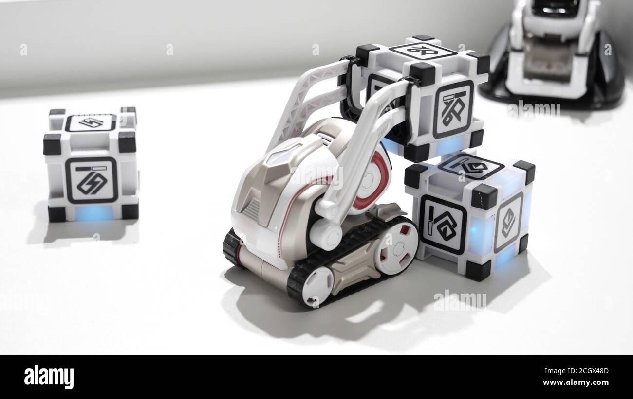 Niedlichen Roboter mit lustigen Augen bewegt Würfel. Stockfoto