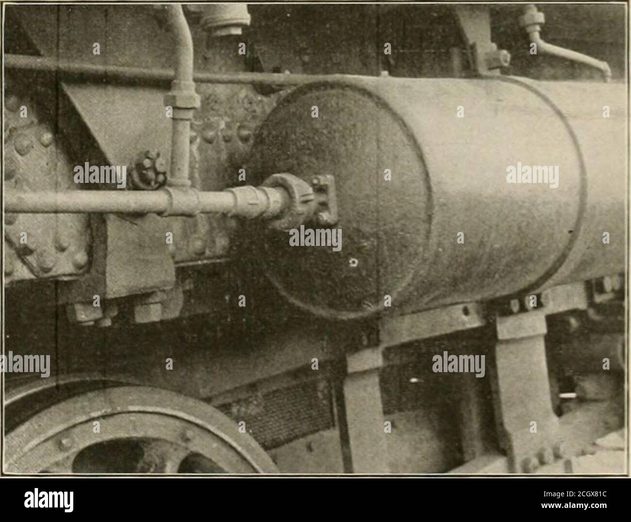 . Eisenbahnmechaniker . durch das Schauglas verkohlt und gibt dem Bediener eine schnelle Kontrolle über die Arbeit jeder der Pumpen. Der Regler ist von der Fly-Wheel-Ausführung und gibt eine Regelung von 2 Prozent, ohne loadlo Volllast. Von den Kraftstoffpumpen wird das Öl über kleine Rohre zu den mit den Hauptzylinderköpfen verschraubten Zerstäuberköpfen geleitet. Das Schmiersystem der Motoren ist vollständig automatisch, Öl wird von einer zentralen Pumpe aus dem Exzenterventil angetrieben zugeführt. Das Zylinderöl wird zum Ablassventil und zu den Hauptzylindern gepumpt. Lageröl wird zu allm gepumpt Stockfoto