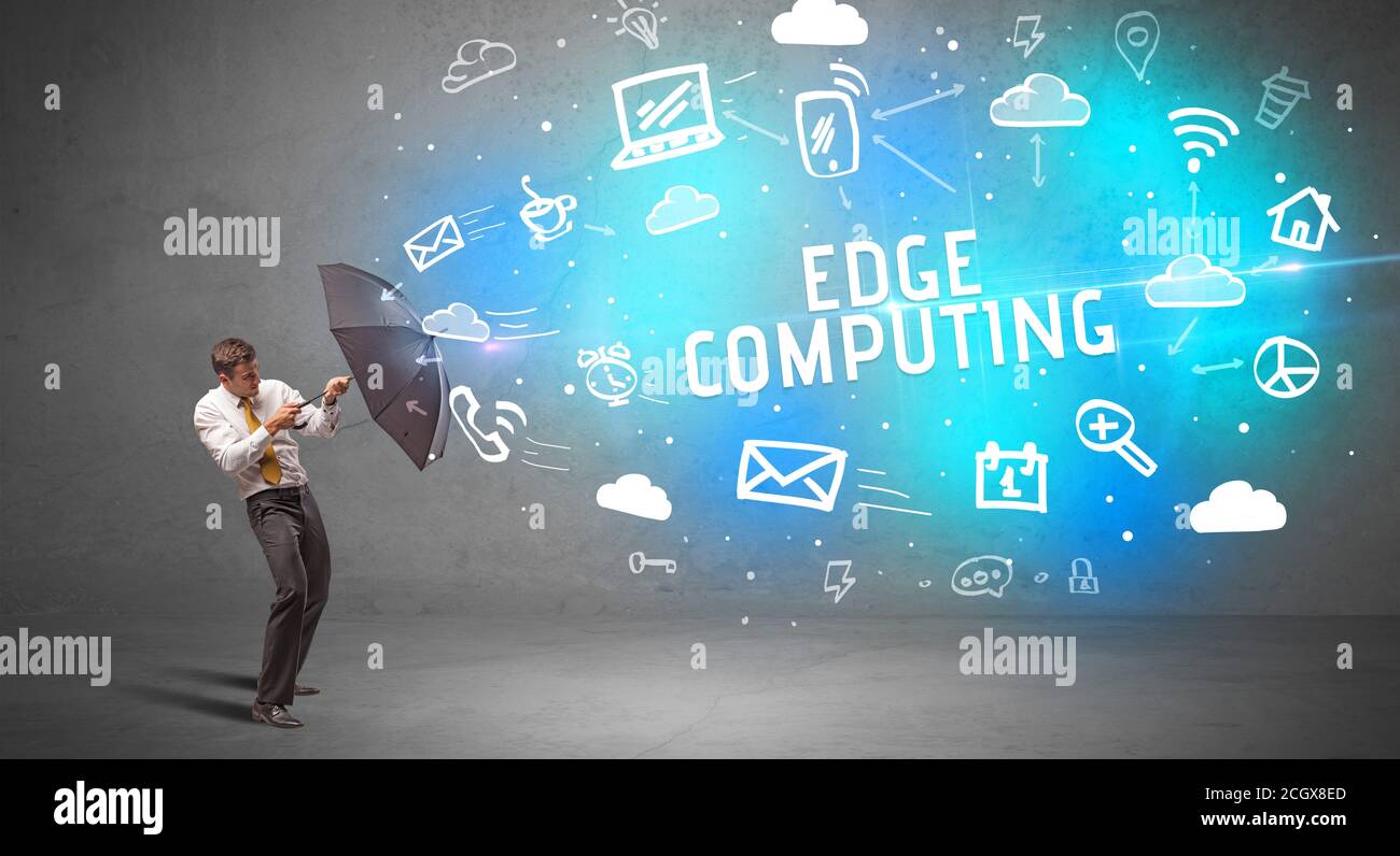 Geschäftsmann Verteidigung mit Regenschirm von EDGE COMPUTING Inschrift, moderne Technologie-Konzept Stockfoto