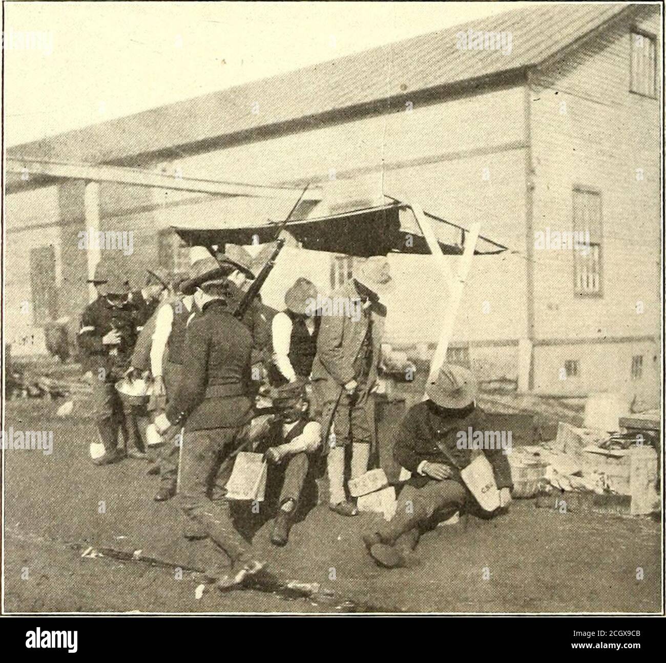 . Die Straßenbahnzeitschrift . et wurde von dieser Firma benutzt. Die Sole wird in einen Tank auf der vorderen Plattform gestellt und durch ein ^-in zugeführt. Die Sole wirkt so^uickly, dass auch der erste Kontaktschuh am Auto Strom bekommt. Die Sole wird von s ft. Bis 10 ft. Vor dem ersten Kontaktschuh appliziert und scheint. AUTOHÄUSER, DIE VON MILIZIONÄREN BEI CHAOS BEWACHT werden, dienten als Ziel für einen Rammbock; andere wurden komplett zerstört, und alle tragen Beweise für den schweren Gebrauch towhich, dem sie ausgesetzt waren. Die Streikenden errichteten mit der Absicht eine Buslinie Stockfoto