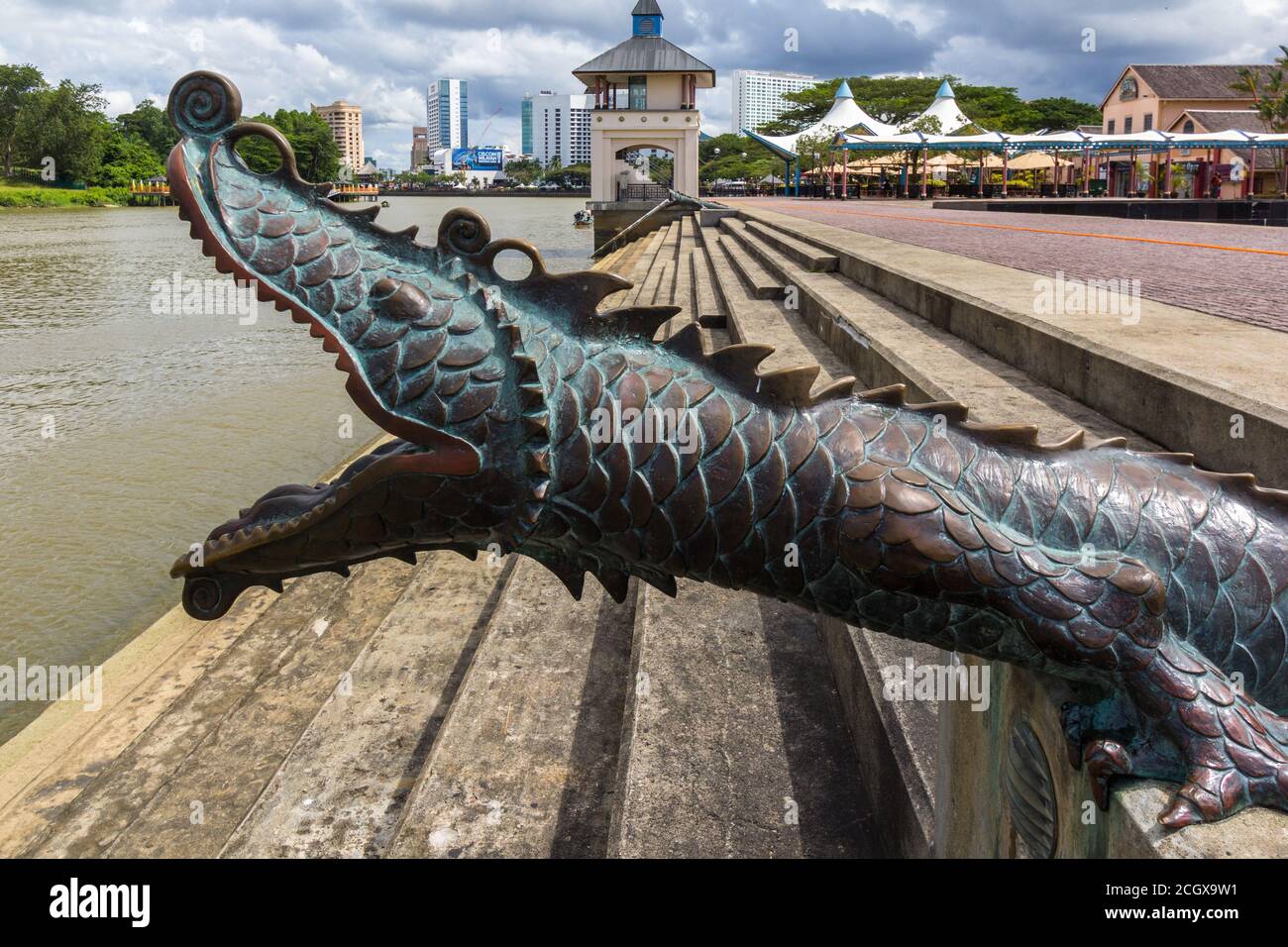 Eine chinesische Kanone im Drachendesign an der Kuching Waterfront Stockfoto