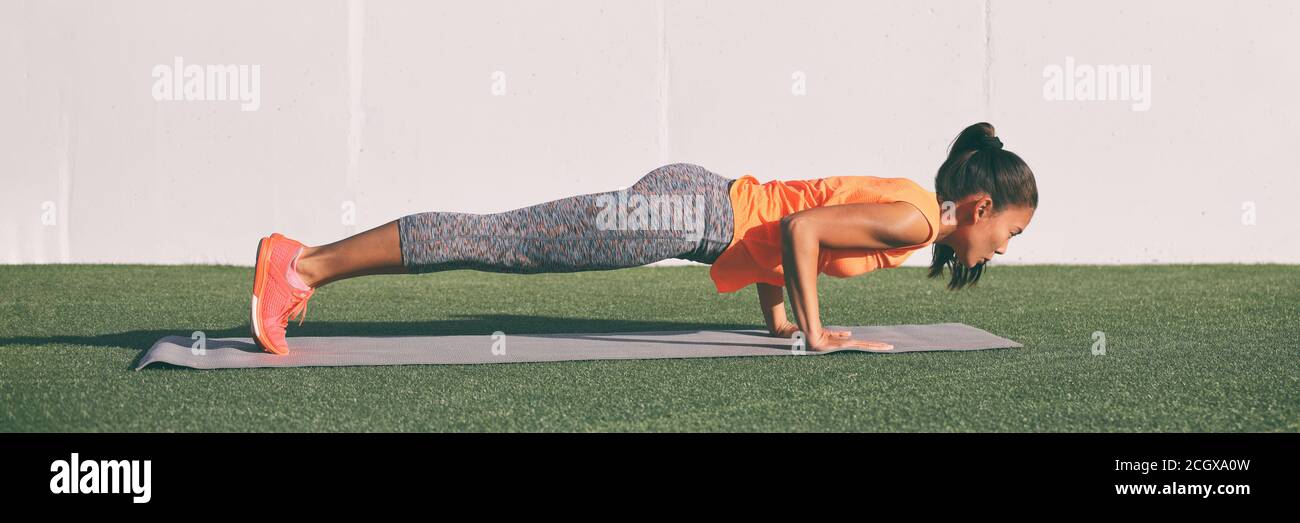 Yoga Fitness Frau üben chaturanga Pose Liegestütze drücken sich auf Übungsmatte im Freien zu Hause. Fit und gesund junge Mädchen tun Morgen Kern Körper Stockfoto