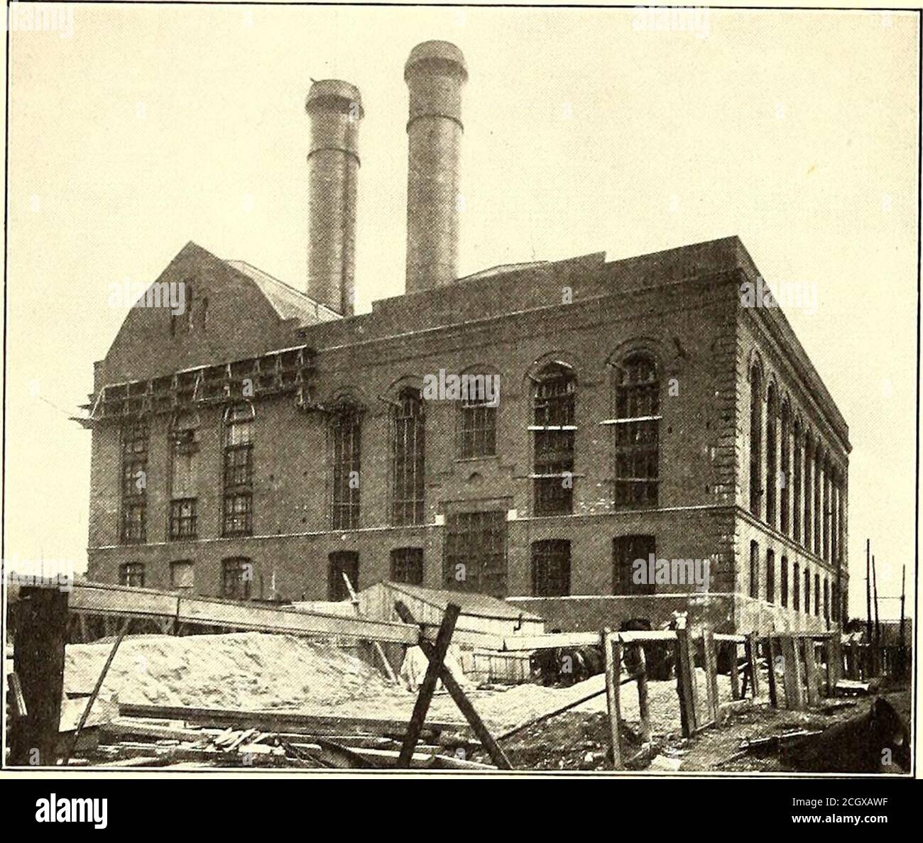 . Die Straßenbahnzeitschrift . Entwurf des Hauptbahnhofs im Stadtbezirk.der Boden wurde für das Fundament im Mai 21, 1901 gebrochen, und die Ingenieure der Straße sind zu dem schnellen Fortschritt zu gratulieren, der in seiner Konstruktion gemacht worden ist. Breit, Die Zugang zu den verschiedenen Stagings um die Motoren geben, Und von einem Motor zum anderen, sowie befähigende Arbeiter, an jedem Teil der Dampfleitung und die largebarometrischen Kondensatoren, die Teil der Triebwerksausrüstung sind zu bekommen.etwa auf halbem Weg zum Dach sind diese Längsgalerien am westlichen Ende angeschlossen, so dass die Arbeiter können Stockfoto