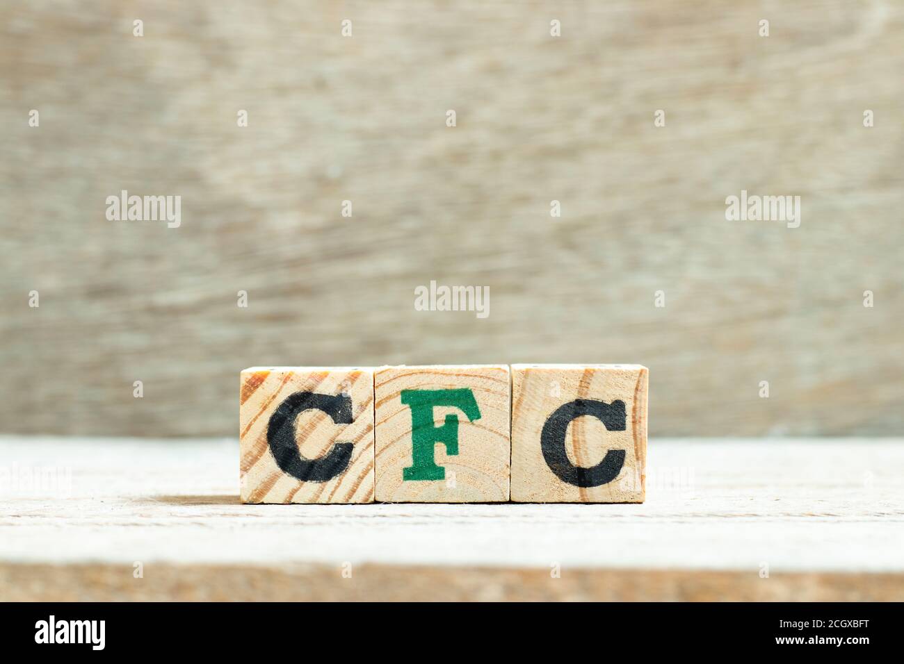 Buchstaben im Wort CFC (Abkürzung von Fluorchlorkohlenwasserstoffen) auf Holz Hintergrund Stockfoto