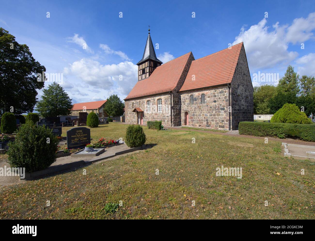 27. August 2020, Brandenburg, Trebbin/OT Thyrow: Die Kirche in der Dorfmitte ist eine romanische Wehrkirche aus dem 13. Jahrhundert. Das Gebäude, das während des 30-jährigen Krieges ausbrannte, wurde im 17. Jahrhundert wieder aufgebaut und gehörte bis ins Mittelalter der Diözese Meißen. Danach wurde das Dorf zusammen mit der Feldsteinkirche an die Vogtei Trebbin verkauft. Die erste Glocke wurde übrigens schon 1590 in Magdeburg gegossen, musste aber wegen ihres unreinen Klangs viele Jahre später neu gegossen werden. Foto: Soeren Sache/dpa-Zentralbild/ZB Stockfoto