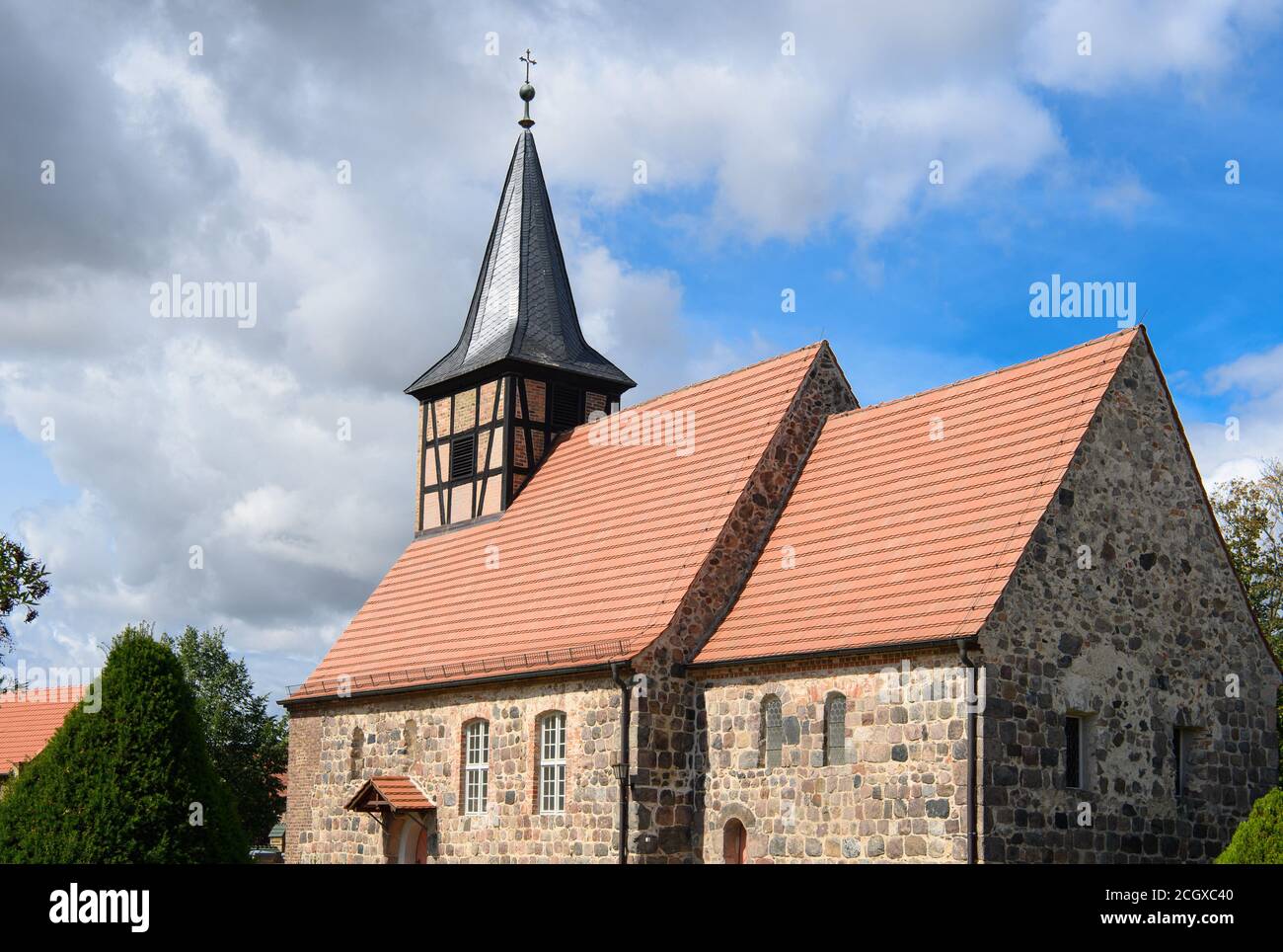 27. August 2020, Brandenburg, Trebbin/OT Thyrow: Die Kirche in der Dorfmitte ist eine romanische Wehrkirche aus dem 13. Jahrhundert. Das Gebäude, das während des 30-jährigen Krieges ausbrannte, wurde im 17. Jahrhundert wieder aufgebaut und gehörte bis ins Mittelalter der Diözese Meißen. Danach wurde das Dorf zusammen mit der Feldsteinkirche an die Vogtei Trebbin verkauft. Die erste Glocke wurde übrigens schon 1590 in Magdeburg gegossen, musste aber wegen ihres unreinen Klangs viele Jahre später neu gegossen werden. Foto: Soeren Sache/dpa-Zentralbild/ZB Stockfoto