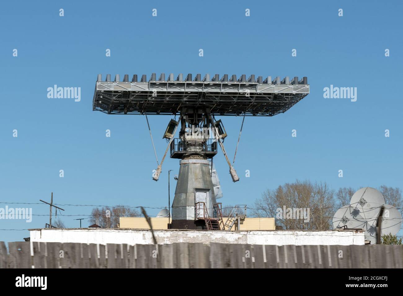 Antenne einer Bodenstation zum Empfang von meteorologischen Satelliteninformationen gegen einen blauen Himmel im Herbst. Stockfoto