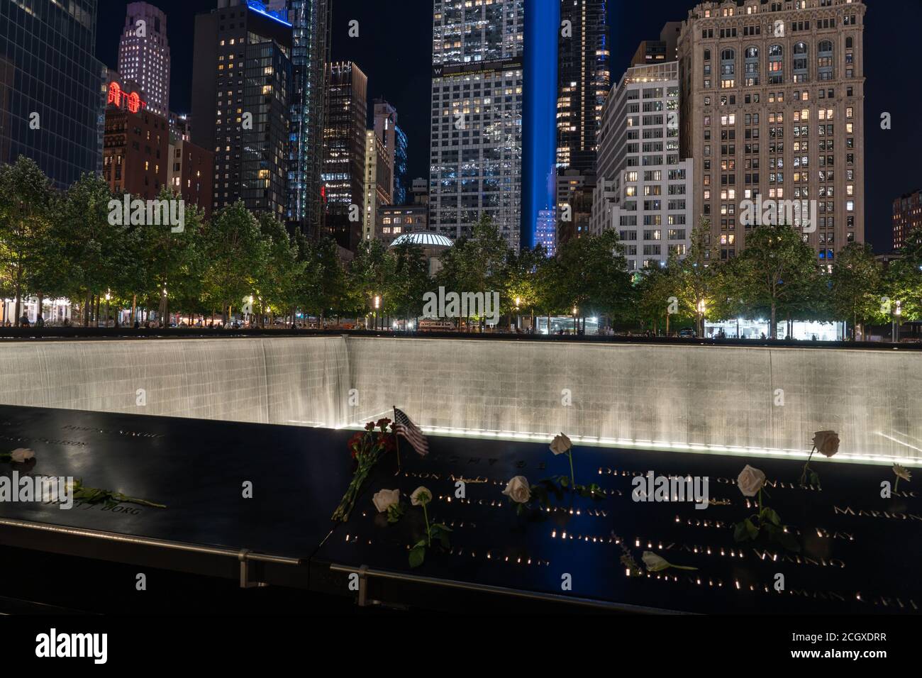 NEW YORK, NY - 11. SEPTEMBER 2020: Tribute of Light zu Ehren der Menschen, die während der Terroranschläge vom 11. September 2001 zum 19. Jahrestag umgekommen sind. Stockfoto