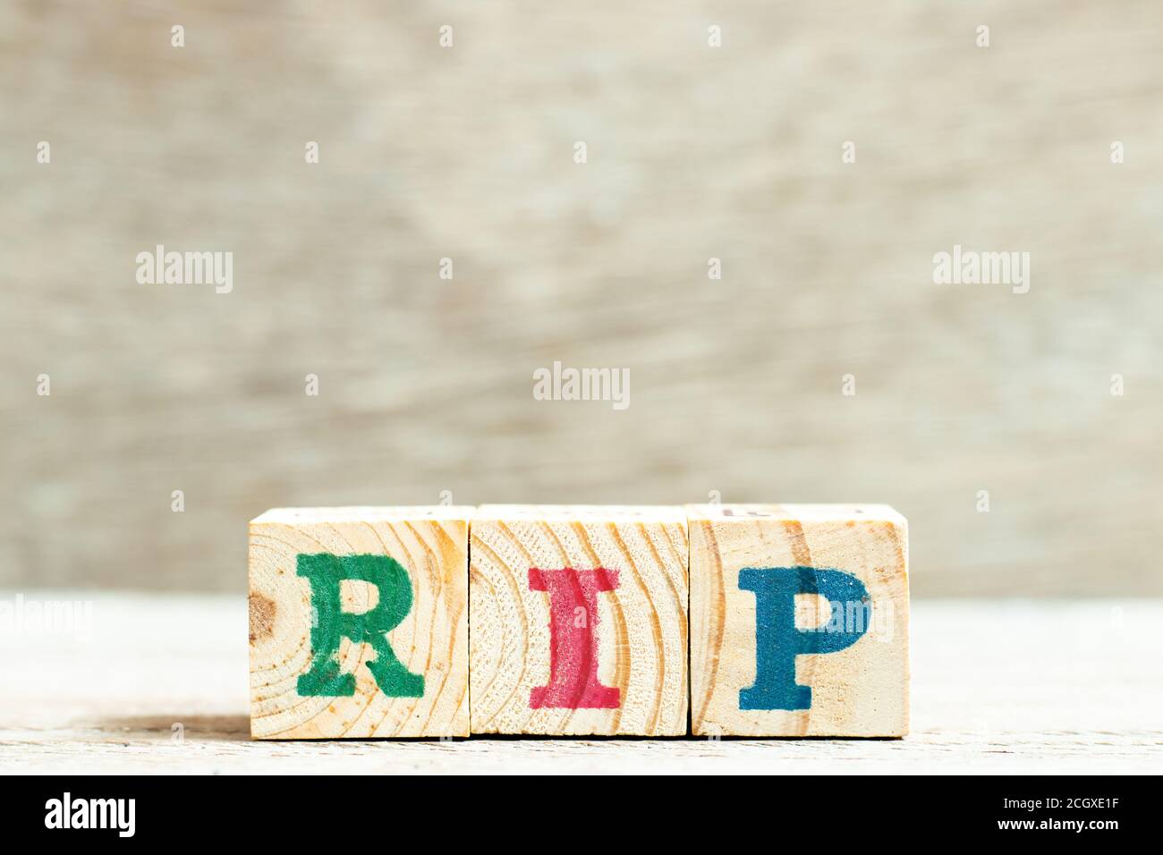 Buchstaben im Wort RIP (Abkürzung von Ruhe in Frieden) auf Holz Hintergrund Stockfoto