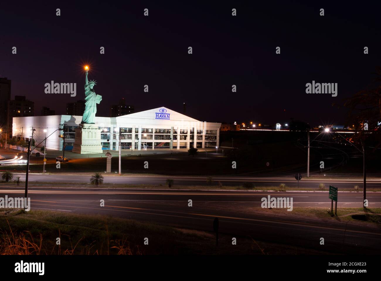 Bauru, Brasilien. 2. August 2020: Langzeitbelichtung der Statue of Liberty Replik und Fassade des berühmten Hadan Store bei Nacht. Die Fassade des Geschäfts ahmt die Tha nach Stockfoto