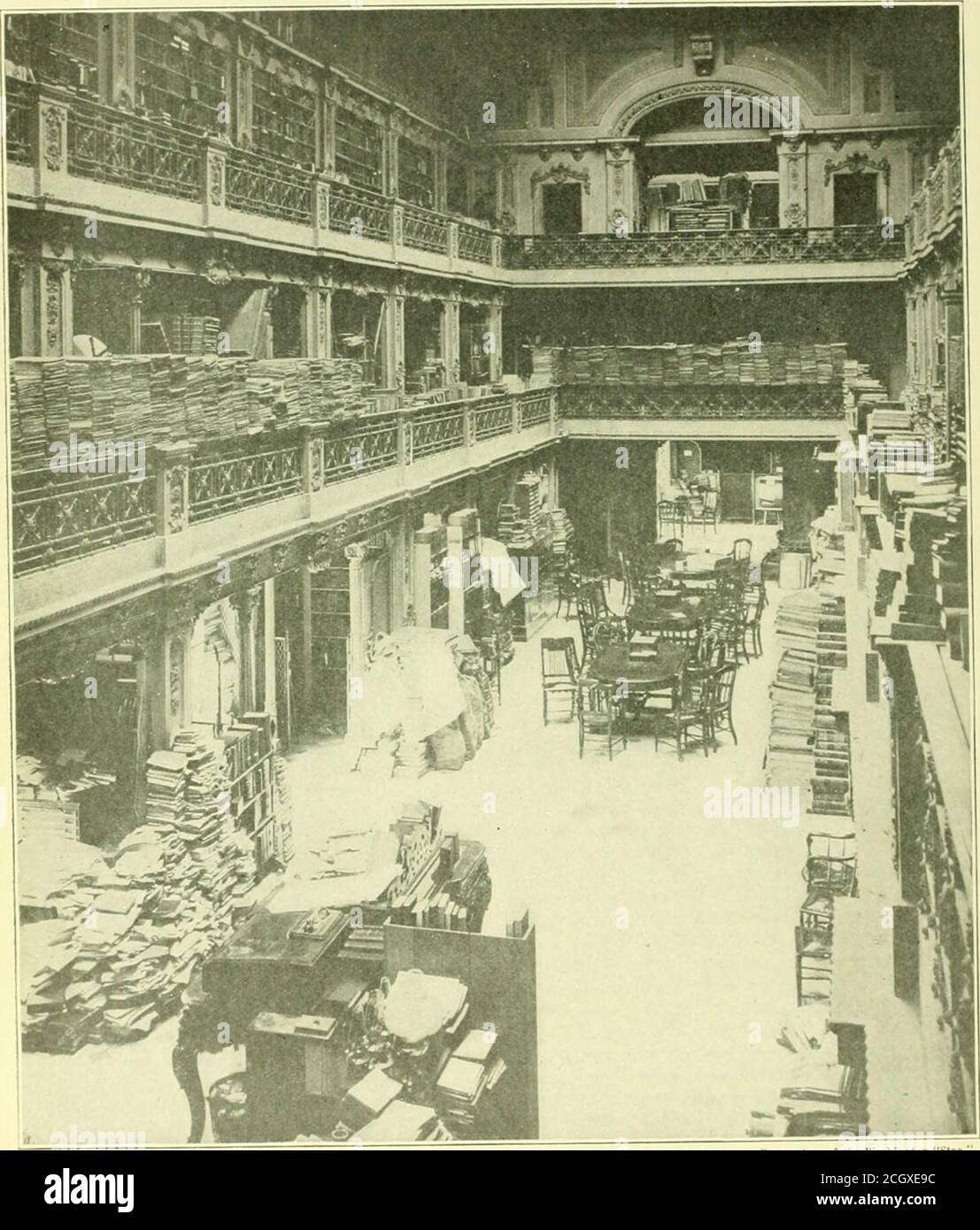 . Buch des Königlichen Blauen . Okscould erhalten aus Duplikaten in der Kongressbibliothek und in den Dept-Mental-Bibliotheken. Um ein Gefühl von Stolz zu erregen, könnte diese Action gesichert werden. Der Stern zeigte das London, mit seiner großen Bibliothek des BritishMuseums, das zwei Millionen Bücher, haddreißig lokale freie Bibliotheken und viele specialones enthält. Paris, neben seiner großen Nationalbibliothek, hatte vierundsechzig öffentliche Bibliotheken, und Berlin hatte fünfundzwanzig, während Washingtonhatte keine. Dies war die Grundlage für die repräsentative weiße Marmorstruktur, die MountVernon Square schmückt. Das Washington Board of Trade, foll Stockfoto