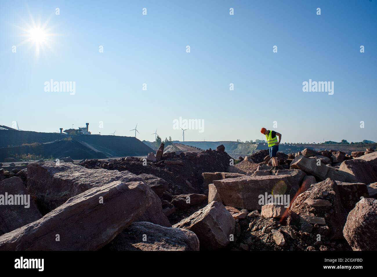 Mammendorf, Deutschland. August 2020. Michael Buchwitz, Kurator für Geowissenschaften am Naturhistorischen Museum Magdeburg, steht auf einem Schlackenhaufen im Steinbruch Mammendorf. Dort sucht der Wissenschaftler nach Spuren, die vor etwa 260 Millionen Jahren von Dinosauriern in den lehmigen Boden gepresst wurden. (To dpa 'Scientists find more and more dinosaurier Tracks in the Mammendorf Quarry') Quelle: Klaus-Dietmar Gabbert/dpa-Zentralbild/dpa/Alamy Live News Stockfoto