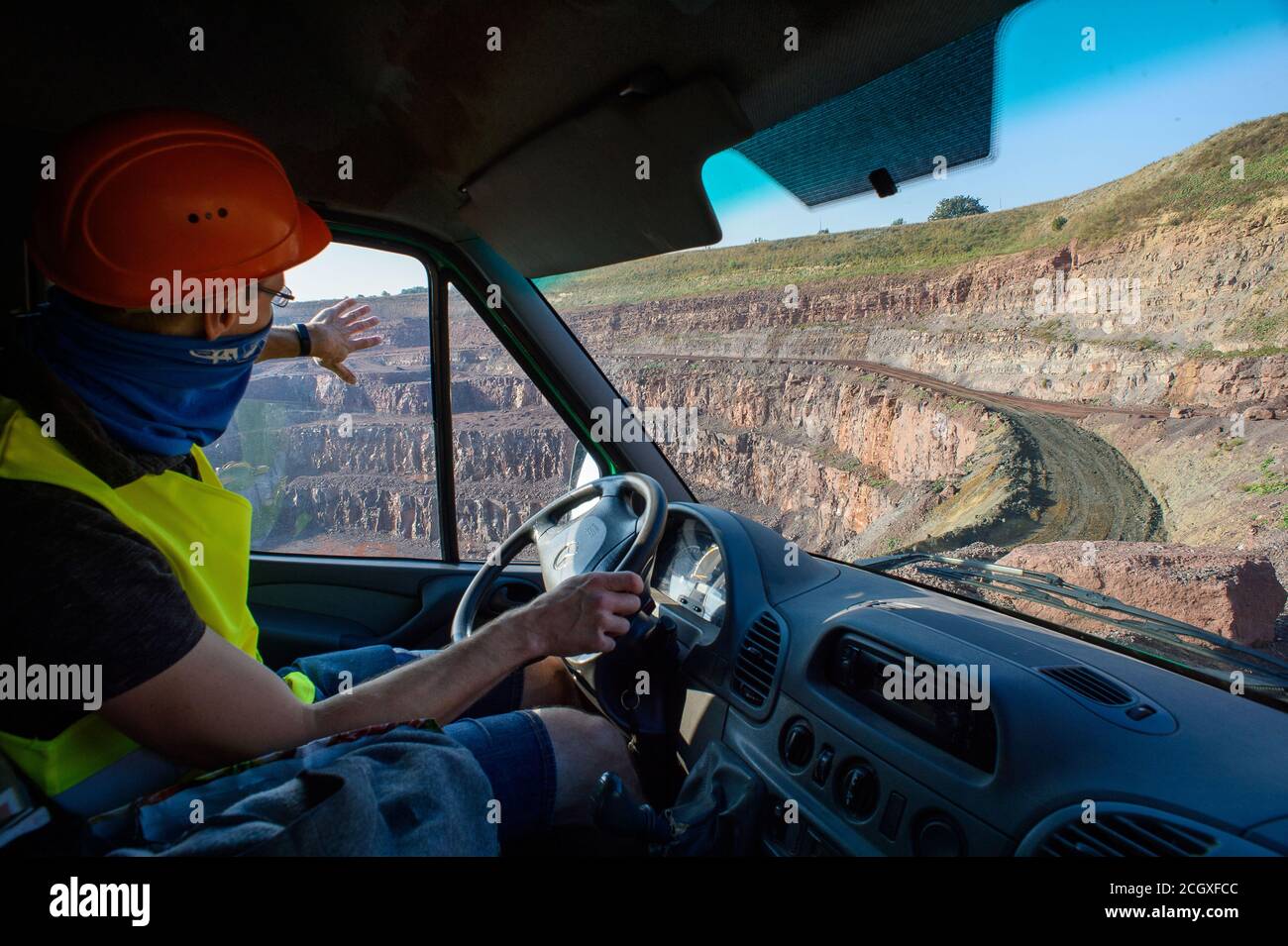 Mammendorf, Deutschland. August 2020. Michael Buchwitz, Kurator für Geowissenschaften am Museum für Naturkunde Magdeburg, betritt den Steinbruch Mammendorf. Seit 2016 suchen dort Wissenschaftler regelmäßig nach Dinosaurierspuren in den Schlachtschaufenhaufen des Steinbruchs. (To dpa 'Scientists find more and more dinosaurier Tracks in the Mammendorf Quarry') Quelle: Klaus-Dietmar Gabbert/dpa-Zentralbild/dpa/Alamy Live News Stockfoto